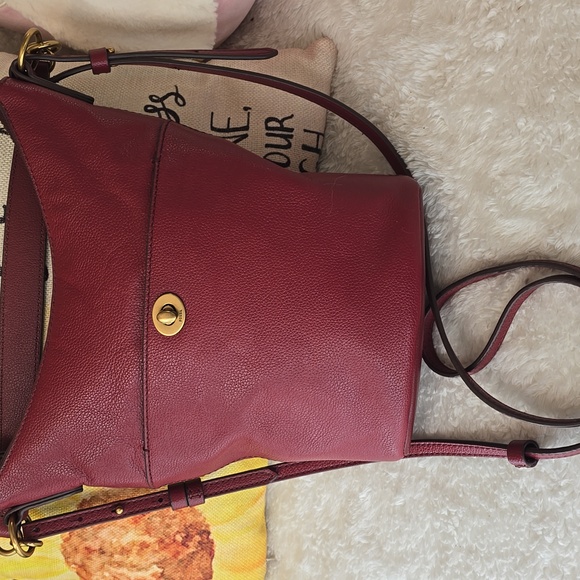 Fossil Elegant Red Leather Bucket Style Crossbody Shoulder Bag - Picture 6 of 14